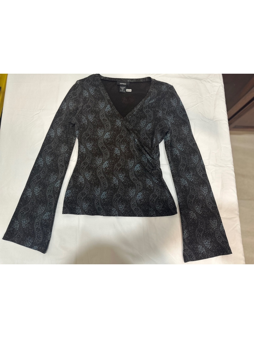 Express Women's Black and Gray Patterned Long Sleeve V-Neck Top Size Small